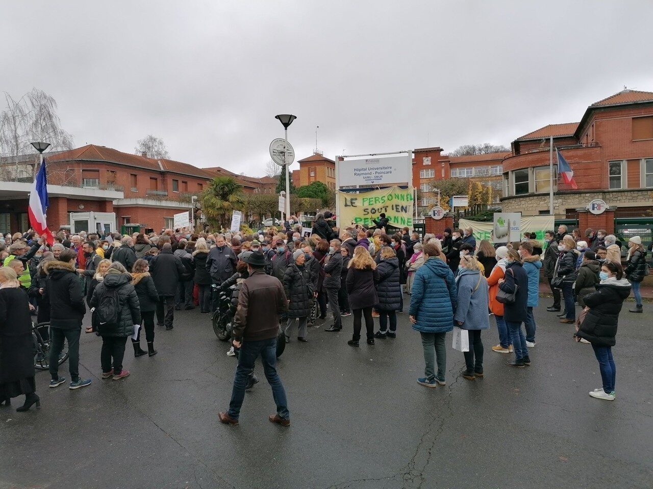 Rassemblement soutien Pr Perronne Garches