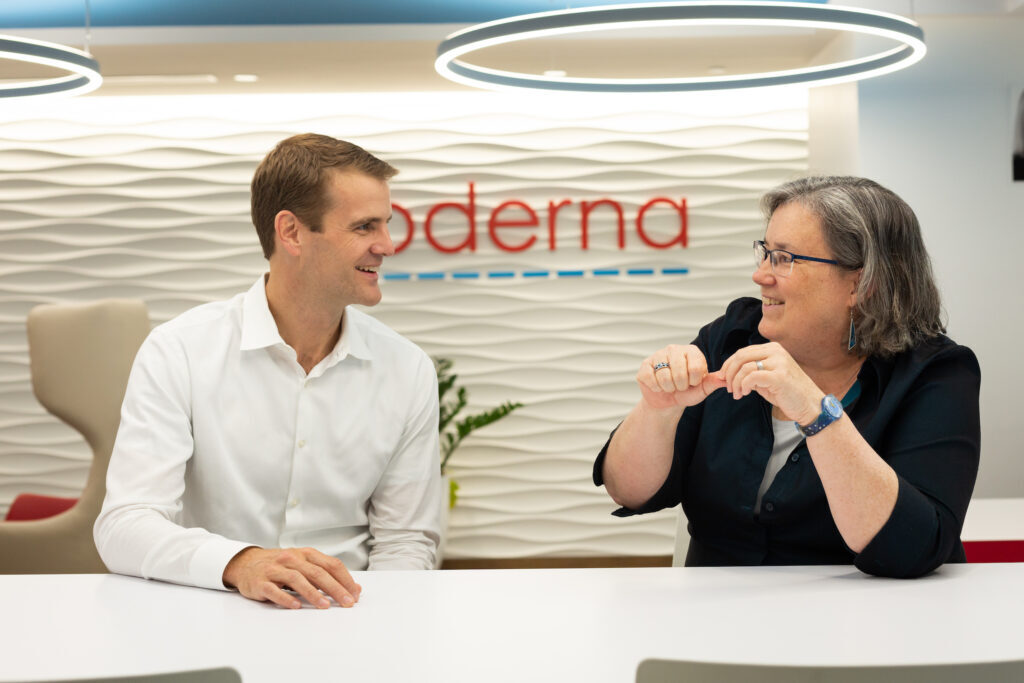 Stephen Hoge, président de Moderna, et Melissa Moore, responsable de la recherche sur les plateformes chez Moderna.