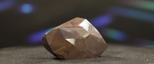 « The Enigma » : le diamant noir extraterrestre de 555 carats est mis aux enchères
