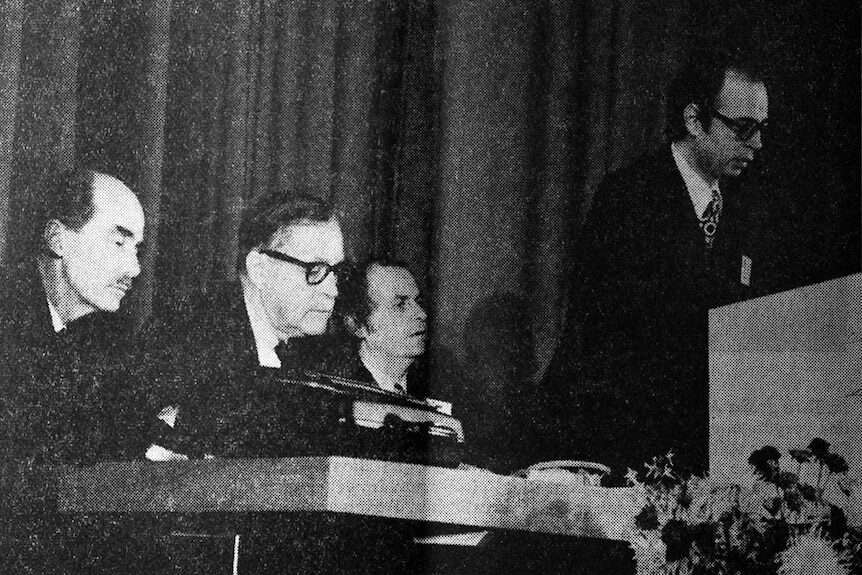 Klaus Schwab s'exprimant lors de la réunion inaugurale du Forum économique mondial, 1971