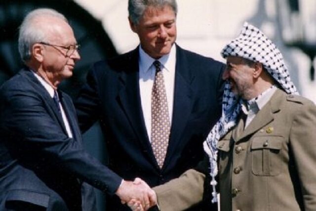 Bill Clinton, Yitzhak Rabin, Yasser Arafat à la Maison Blanche en 1993
