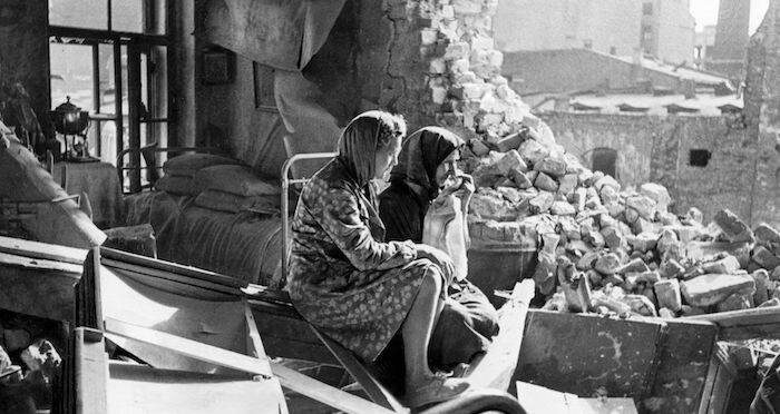 Cliquer pour agrandir femmes pleurent après destruction ville