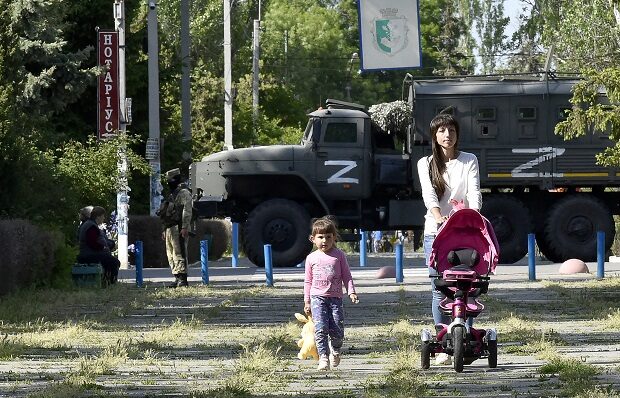 femme enfant parc ukraine
