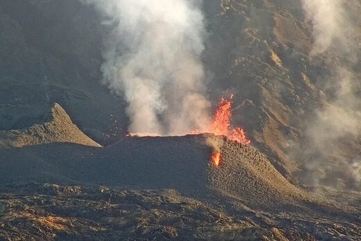 Piton de la Fournaise : l'éruption ne faiblit pas, une activité toujours intense au 14e jour