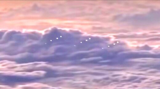 Douze OVNI se téléportant filmés par l'équipage d'un avion en plein vol