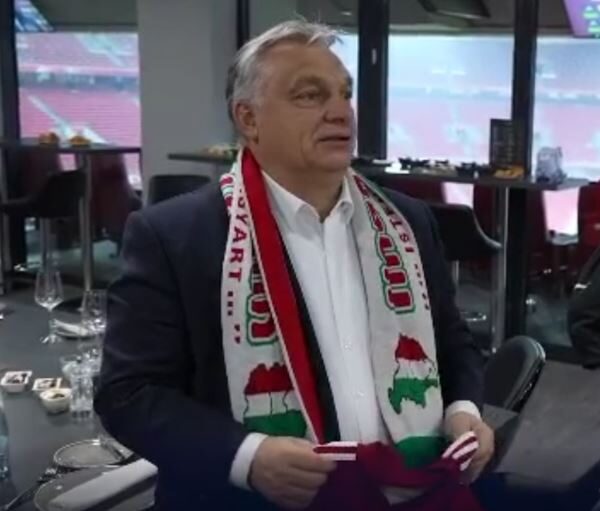 Cliquer pour agrandir écharpe hongrie viktor orban