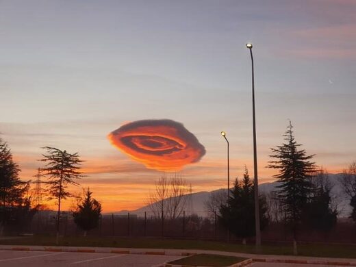 Un nuage orange foncé en forme d’OVNI à Bursa