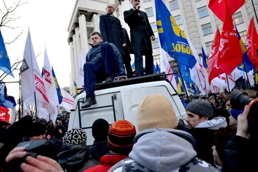 Oleh Tyahnybok, à gauche, ainsi que Vitali Klitschko et Arseniy Yatsenyuk manifestants de l’Euromaïdan