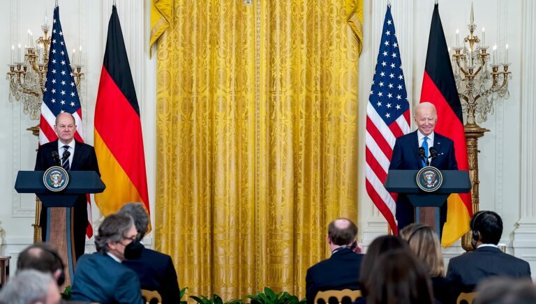 Cliquer pour agrandir Joe Biden and German Chancellor Olaf Scholz