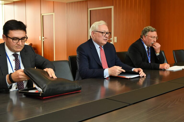 Sergueï Ryabkov au centre