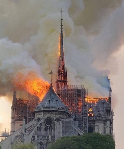 cathédrale église en feu