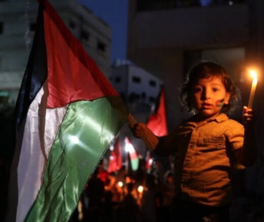 enfants avec drapeau palestinien