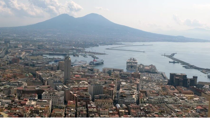 Le Vésuve couve sur la ville de Naples