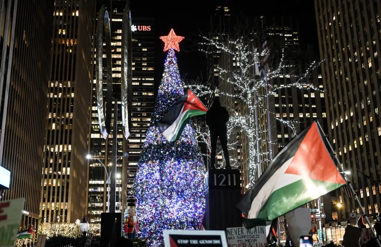 drapeau palestinien protestation gaza arbre de noël new york