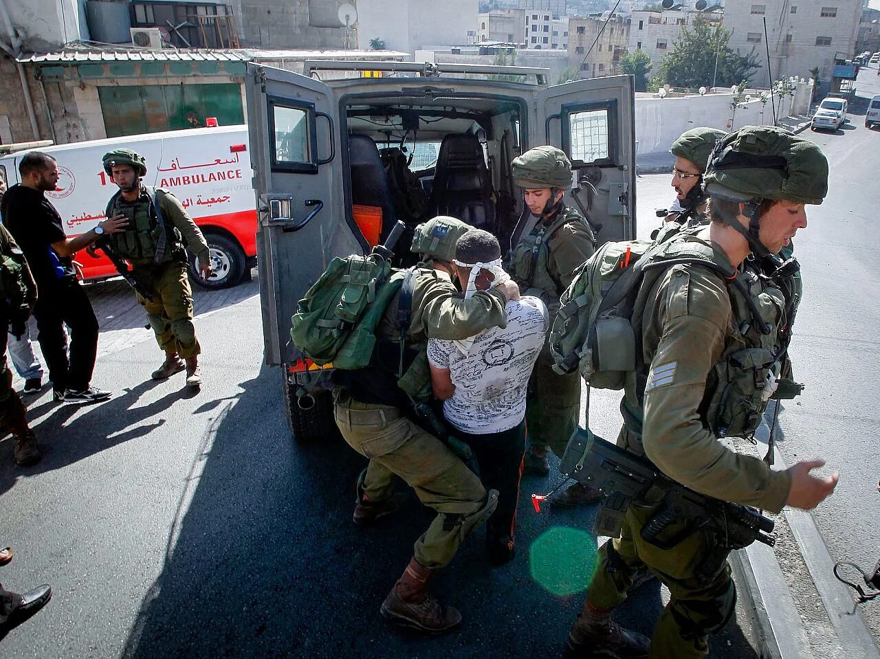 soldats israéliens arrêtent un Palestinien