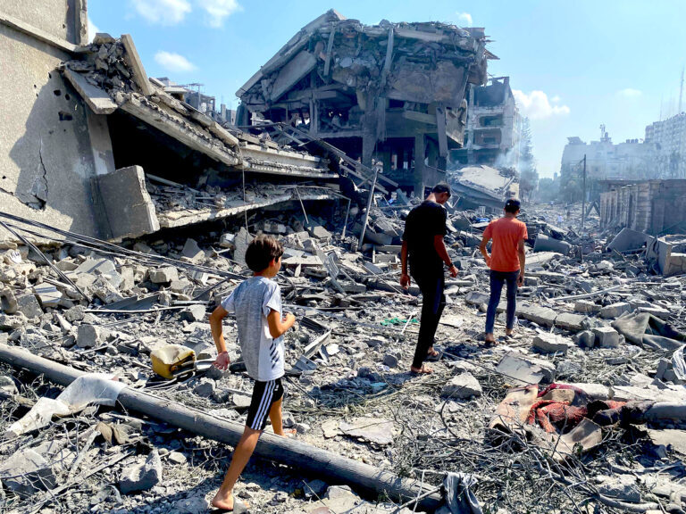 Palestiniens après une frappe aérienne israélienne