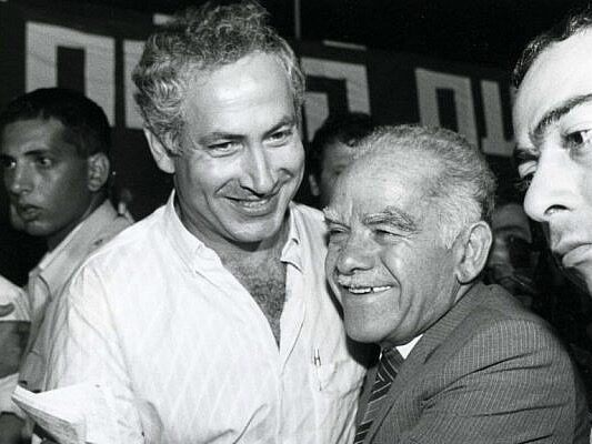 Benjamin Netanyahu jeune et Yitzhak Shamir.