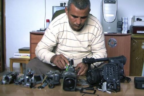 Cliquer pour agrandir Emad Burnat & cameras