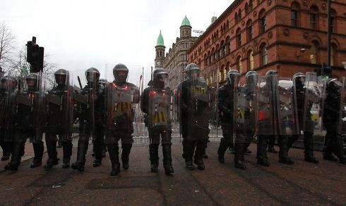 Heurts en Irlande-policiers anti-émeutes