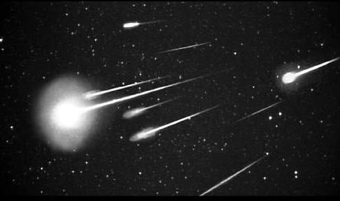 Pluie d'étoiles filantes Orionides issues de la comète de Halley, le 21 octobre 2012