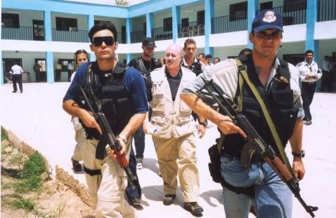 Bernie Kerik à l’Académie de police de Bagdad avec des gardes du corps