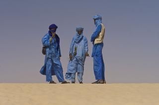 Trois touaregs dans le désert