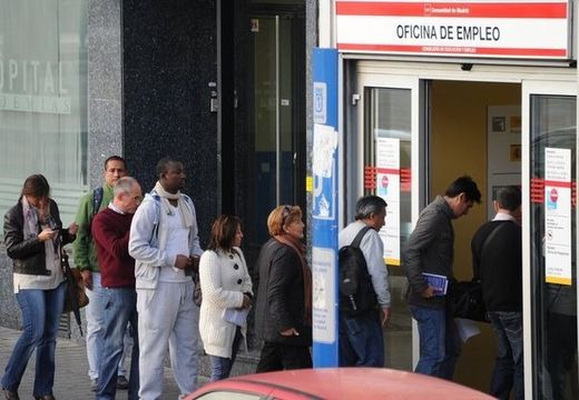 La queue devant une agence pour l'emploi en Espagne
