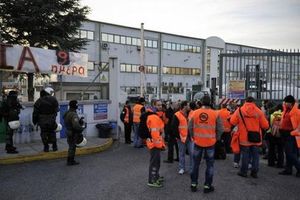Des travailleurs du metro d'Athènes en grève devant le dépot principal de la ville, le 25 janvier 2013