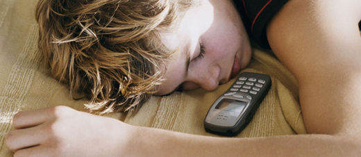Adolescent dort avec son téléphone portable