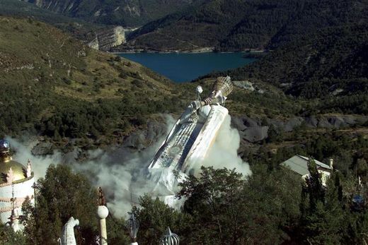 Le 6 septembre 2001, à 17h20 précisément, la statue de 33 mètres de haut représentant Gibert Bourdin, alias le « messie cosmoplanétaire », était détruite par les autorités.