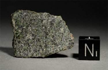 Une surface de coupe polie de la météorite NWA 7325