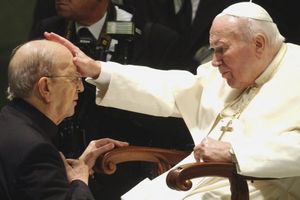 Cette photo du 30 novembre 2004 montre le pape Jean Paul II bénir le fondateur de la Légion du Christ, Marcial Maciel. 