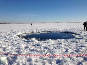 Un trou dans le lac de Tchebarkoul fait par un débris de météorite.