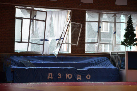 Les fenêtres du gymnase de cette école de Tcheliabinsk ont été soufflées par l'onde de choc de l'énorme explosion initiale. Tcheliabinsk est à environ deux-cents kilomètres au sud de Iekaterinbourg dans l'Oural russe et à cent-cinquante kilomètres au nord