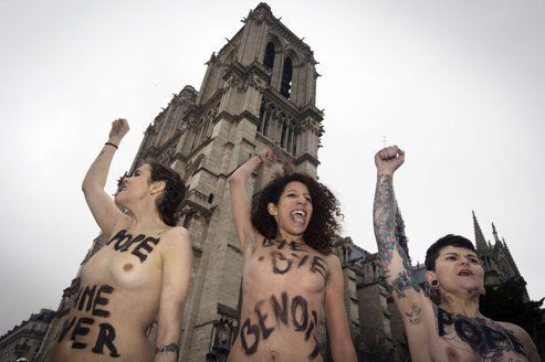 Les Femen ont manifesté dans Notre-Dame, Paris, mardi 12 janvier. 
