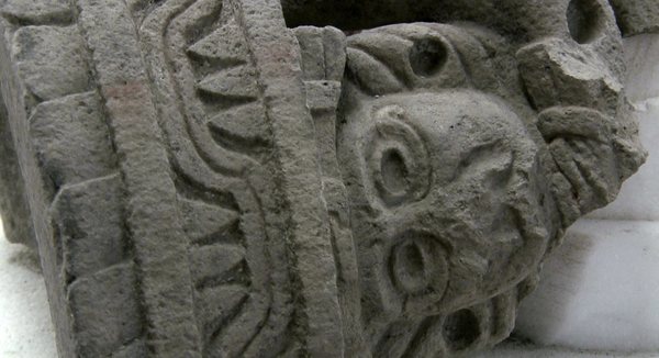 Une sculpture du dieu du feu Huehueteotl repose sur le côté. La pièce a été trouvée au sommet de la pyramide du soleil à Teotihuacan.