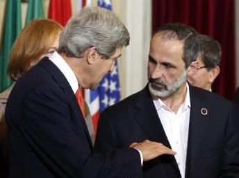 John Kerry (g.), secrétaire d'Etat américain, et Ahmed Moaz al-Khatib (d.), président de la coalition de l'opposition syrienne, jeudi 28 février 2013 lors de la rencontre des Amis du peuple Syrien à Rome