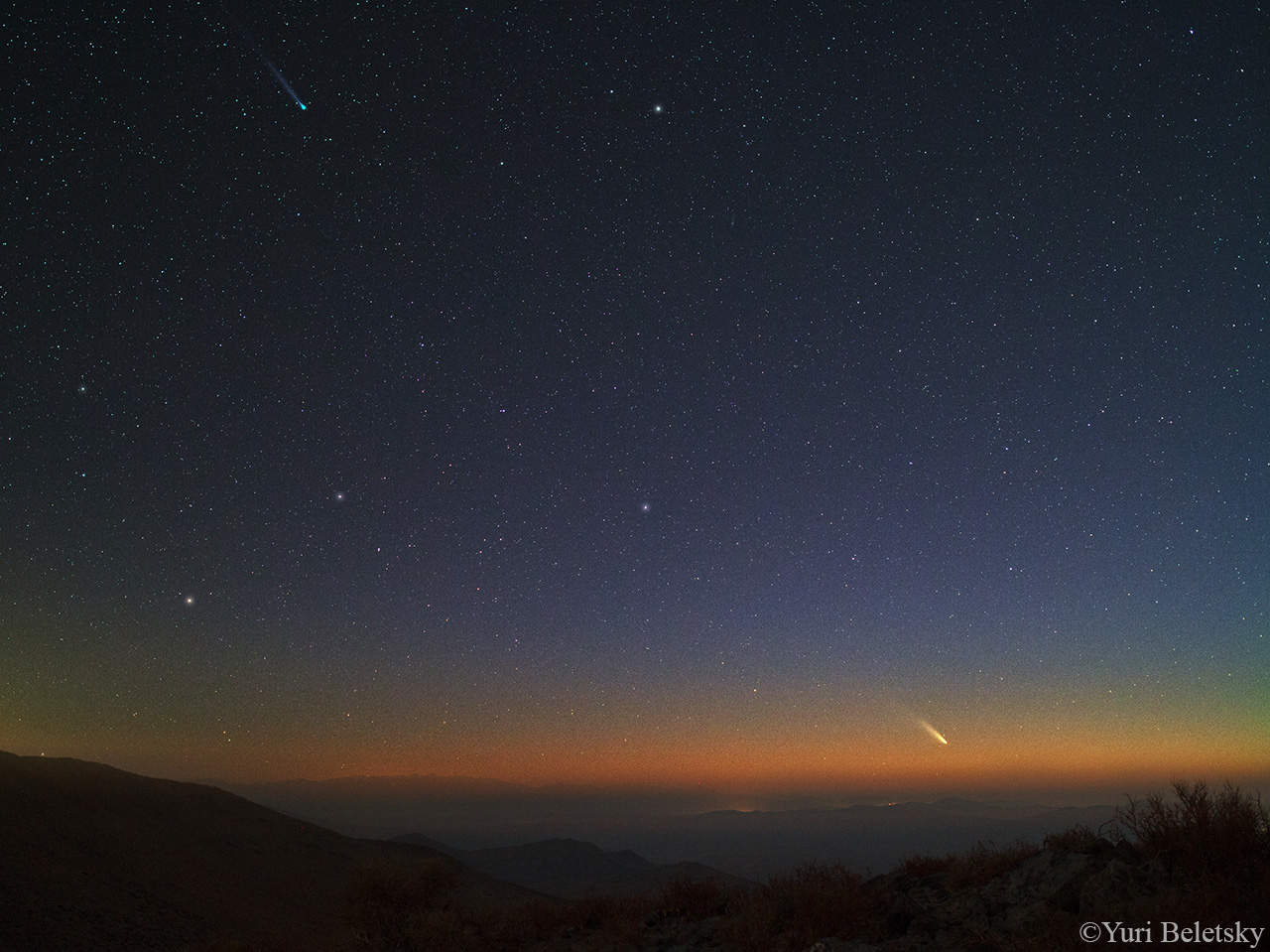 En haut à gauche la comète Lemmon se reconnaît à sa couleur verte. Panstarrs est en bas à droite. 