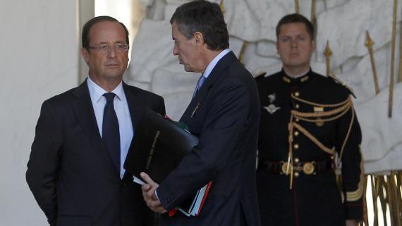 François Hollande et le ministre du Budget, Jérôme Cahuzac, sur le perron de l'Elysée, le 19 septembre 2012.
