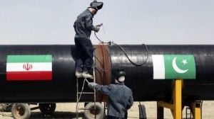 Sur cette photo des techniciens sont en train de souder l’extrémité iranienne du pipeline de gaz Iran-Pakistan à la partie pakistanaise au cours de la cérémonie d’inauguration de la dernière étape du projet, le 11 mars 2013.