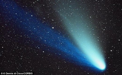 Comète avec deux chevelures, une de poussière - la blanche - et une ionisée - la bleue