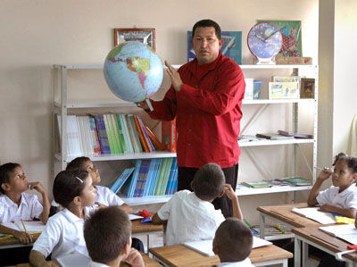 Hugo Chavez dans une école