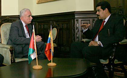 Le chancelier Riad Malki réuni avec le président vénézuélien Nicolas Maduro, Caracas, le 17 avril 2013.