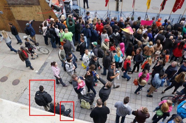 Attentats de Boston_Deux hommes peuvent être aperçus légèrement à l’écart de la foule quelques minutes avant la première explosion
