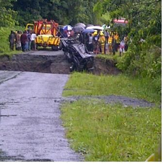 A section of the road gave way where the vehicle went down_Pont-Cassé_Dominica_Caraibes