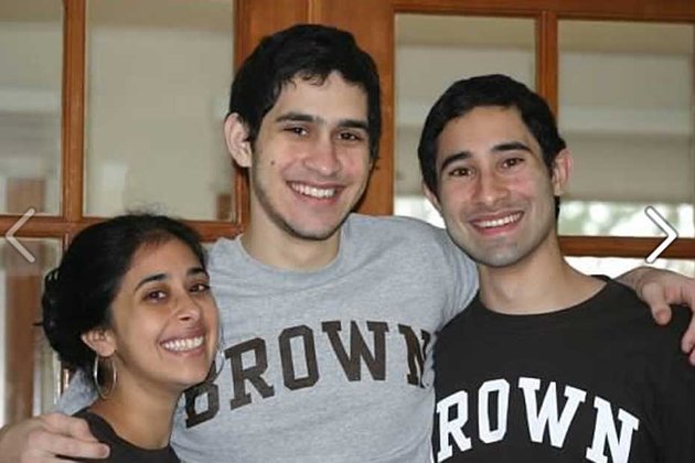 Sunil Tripathi (au centre) et sa famille