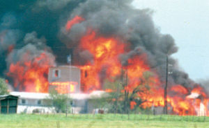 L’incendie du complexe des Branch Davidiens près de Waco le 19 avril 1993