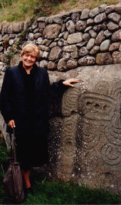 Marija Gimbutas à côté de la Pierre n° 52 à Newgrange, dans le Comté de Meath (Irlande), en septembre 1989. 