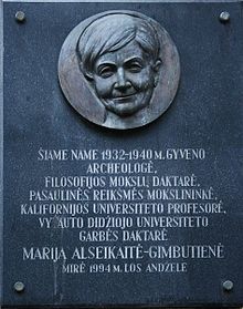 Plaque commémorative dédiée à Marija Gimbutas, rue Mickevičius à Kaunas.