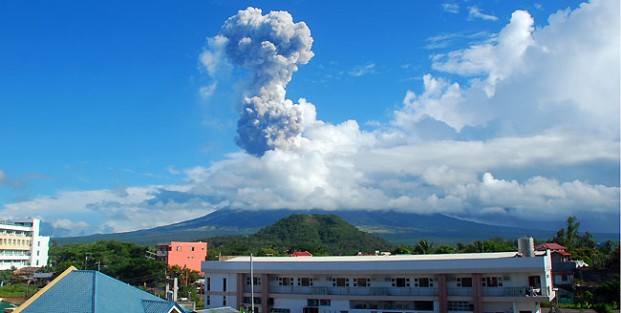 Un nuage de cendres volcaniques atteint le ciel tandis que le Mont Mayon entre rapidement en éruption après le lever du soleil, mardi_Philippines_Volcan